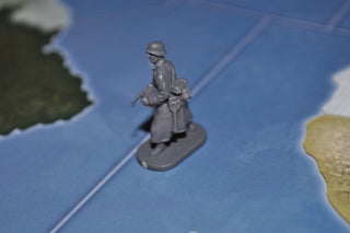 1/72 Caesar German Soldier with Field Greatcoat - Combat Miniatures