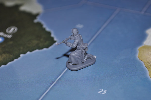 1/72 Caesar German Soldier with Field Greatcoat