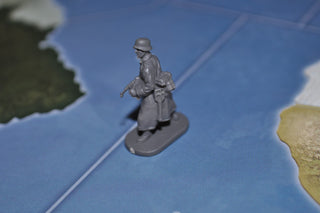 1/72 Caesar German Soldier with Field Greatcoat